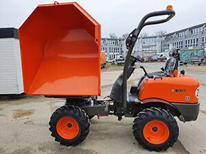 Orangefarbener Raddumper mit einem geräumigen Kippbett, ideal für den Materialtransport.