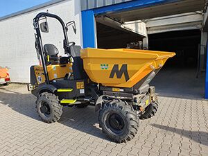 Ein hell Orangefarbener Raddumper mit einem geräumigen Kippbett, ideal für den Materialtransport.