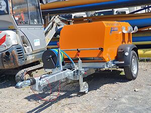  Ein orangefarbener Anhänger als Kompressor.