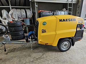 Ein orangefarbener Anhänger als Schweißaggregat.