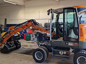 Ein Minibagger steht in der Garage.
